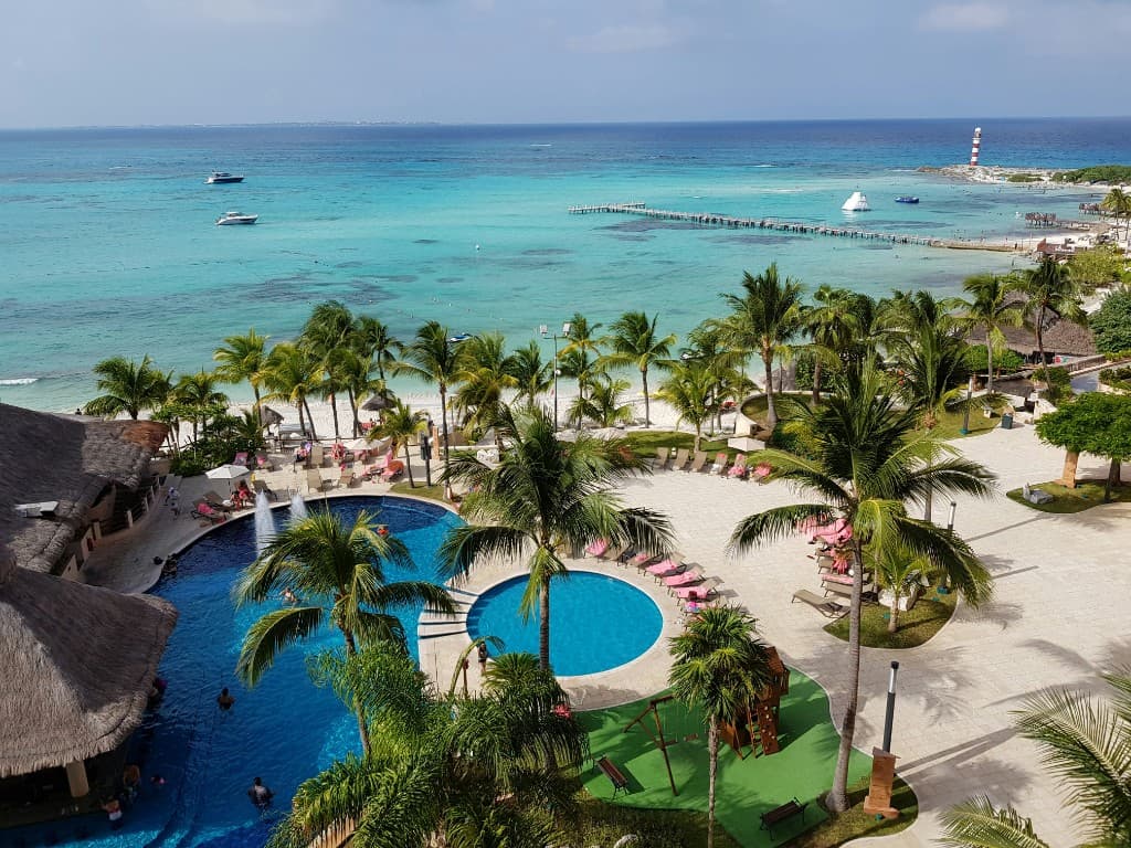 Aerial view of Cancún resort hotels along turquoise Caribbean water